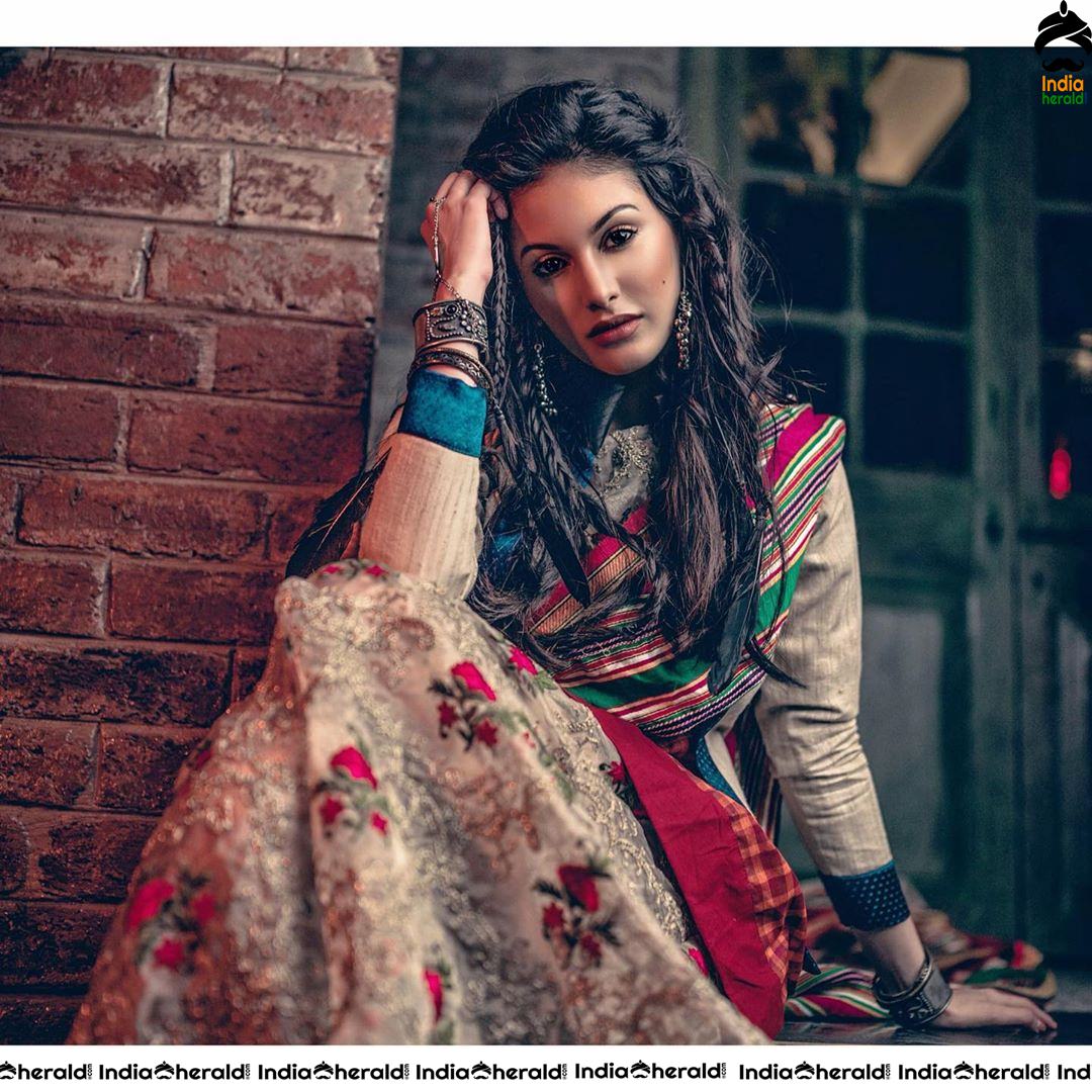 Amyra Dastur Hot Tempting and Exposing Photos Collection