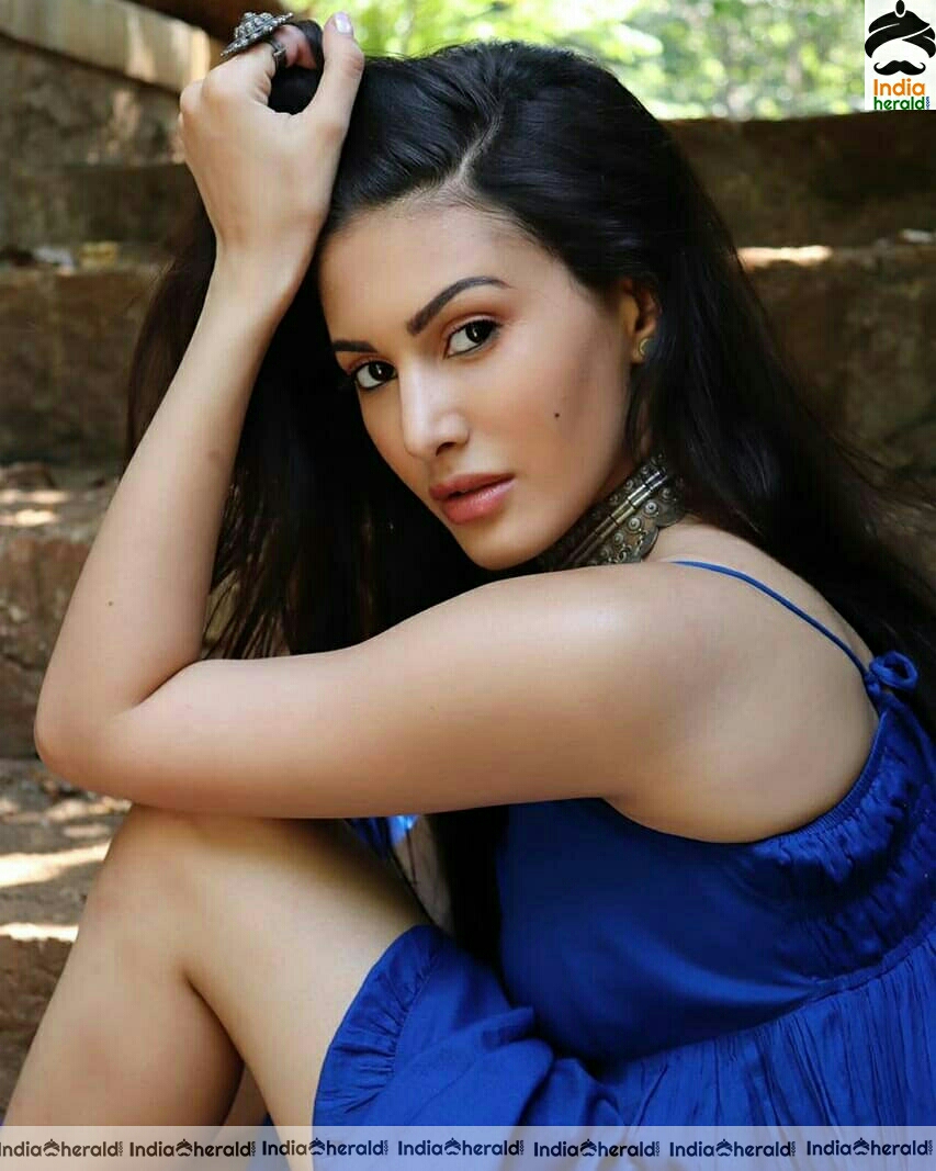 Amyra teases our temptations with cleavage show in these latest photos