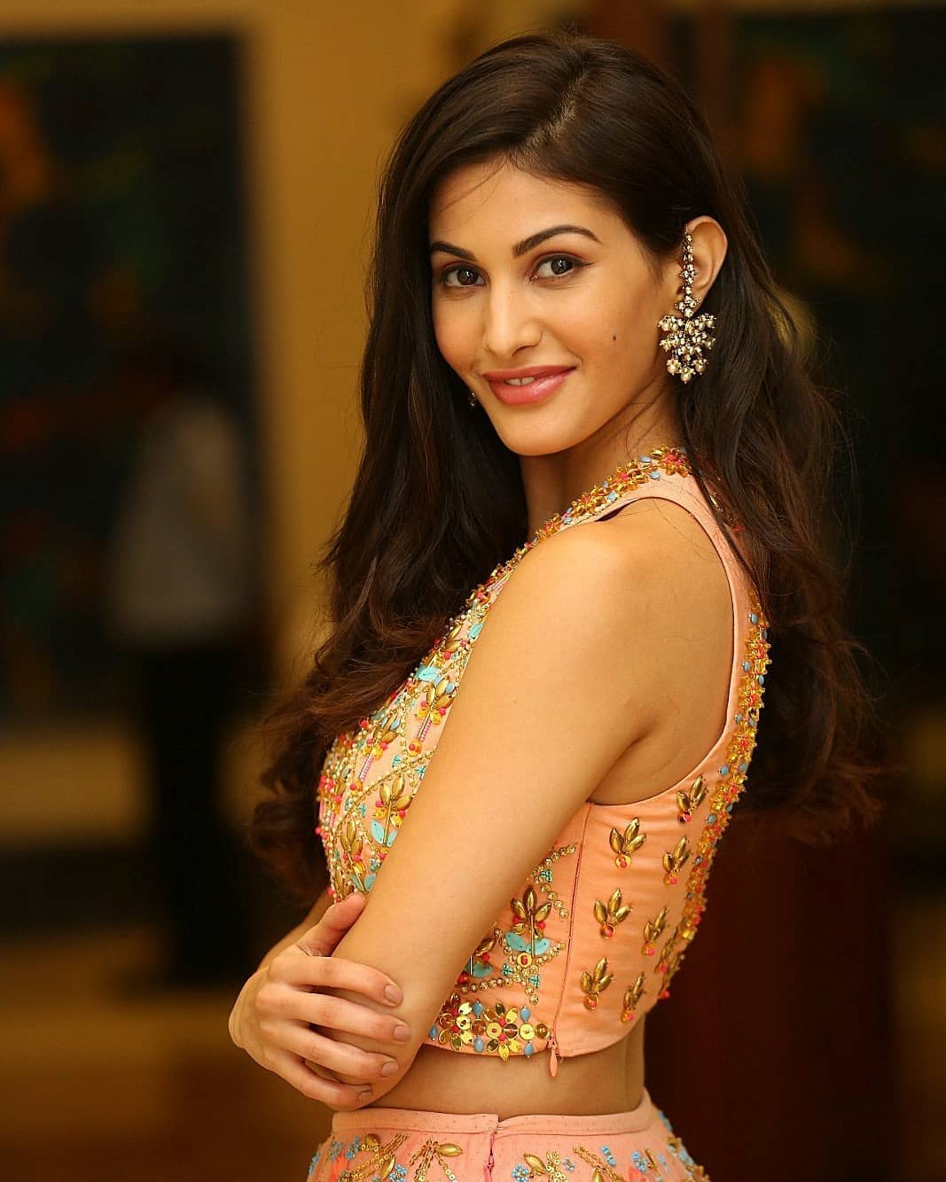 Amyradastur Shows Her Teasing Waistline In A Sleeveless Dress