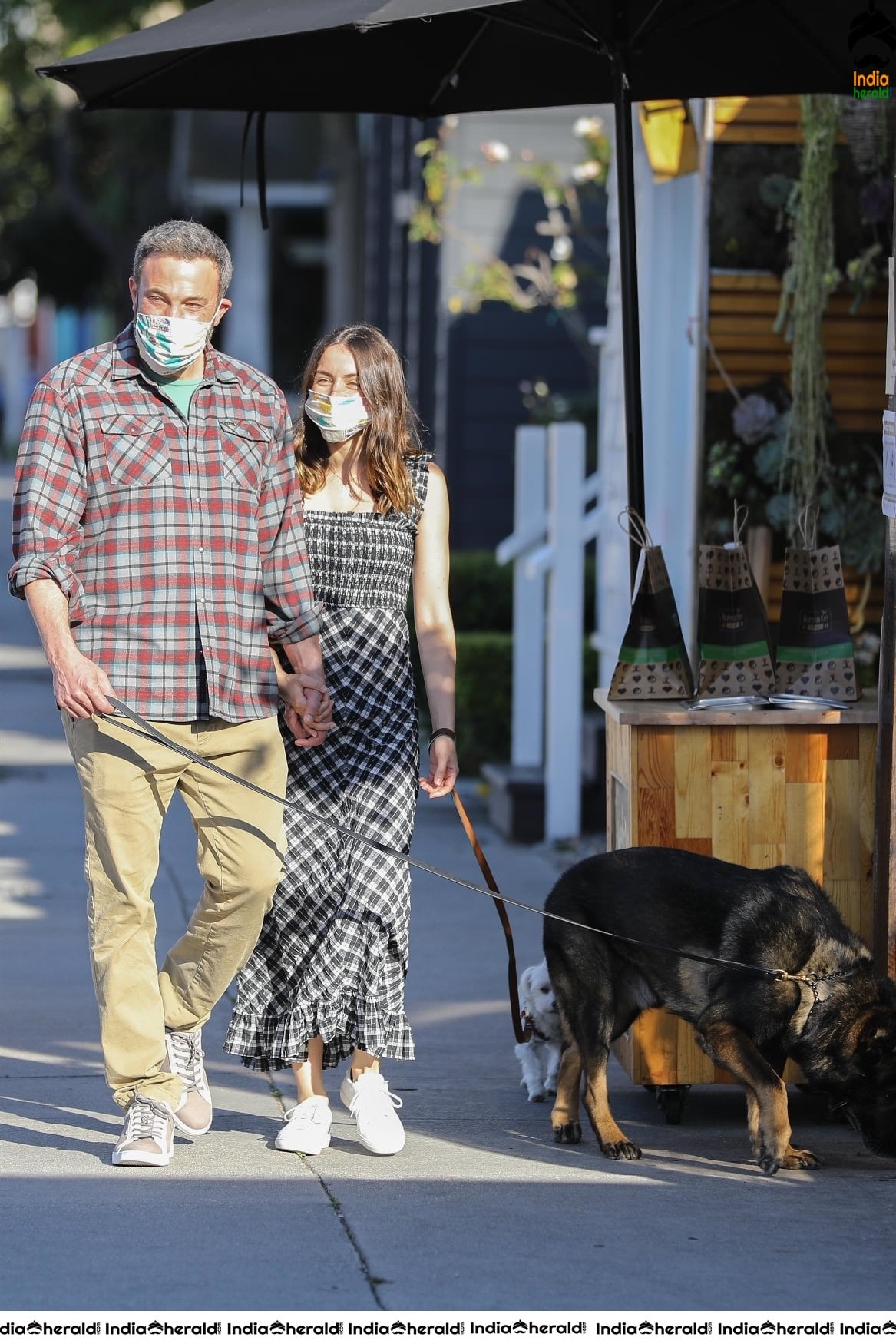 Ana de Armas and Ben Affleck wear masks as they step out in Venice CA Set 1