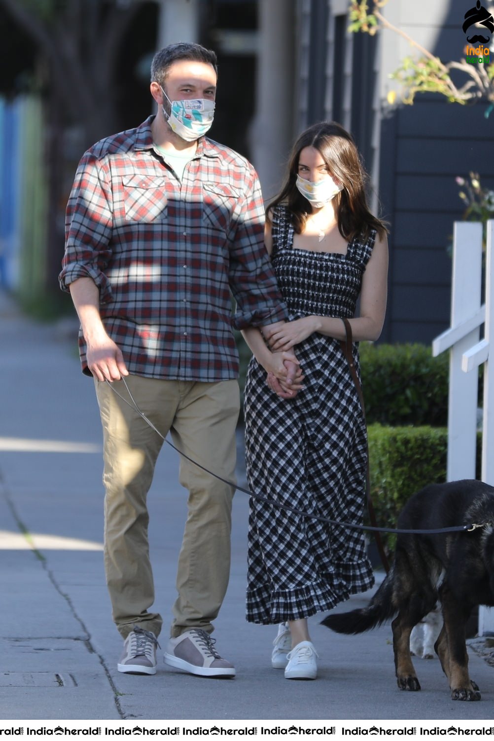 Ana de Armas and Ben Affleck wear masks as they step out in Venice CA Set 1