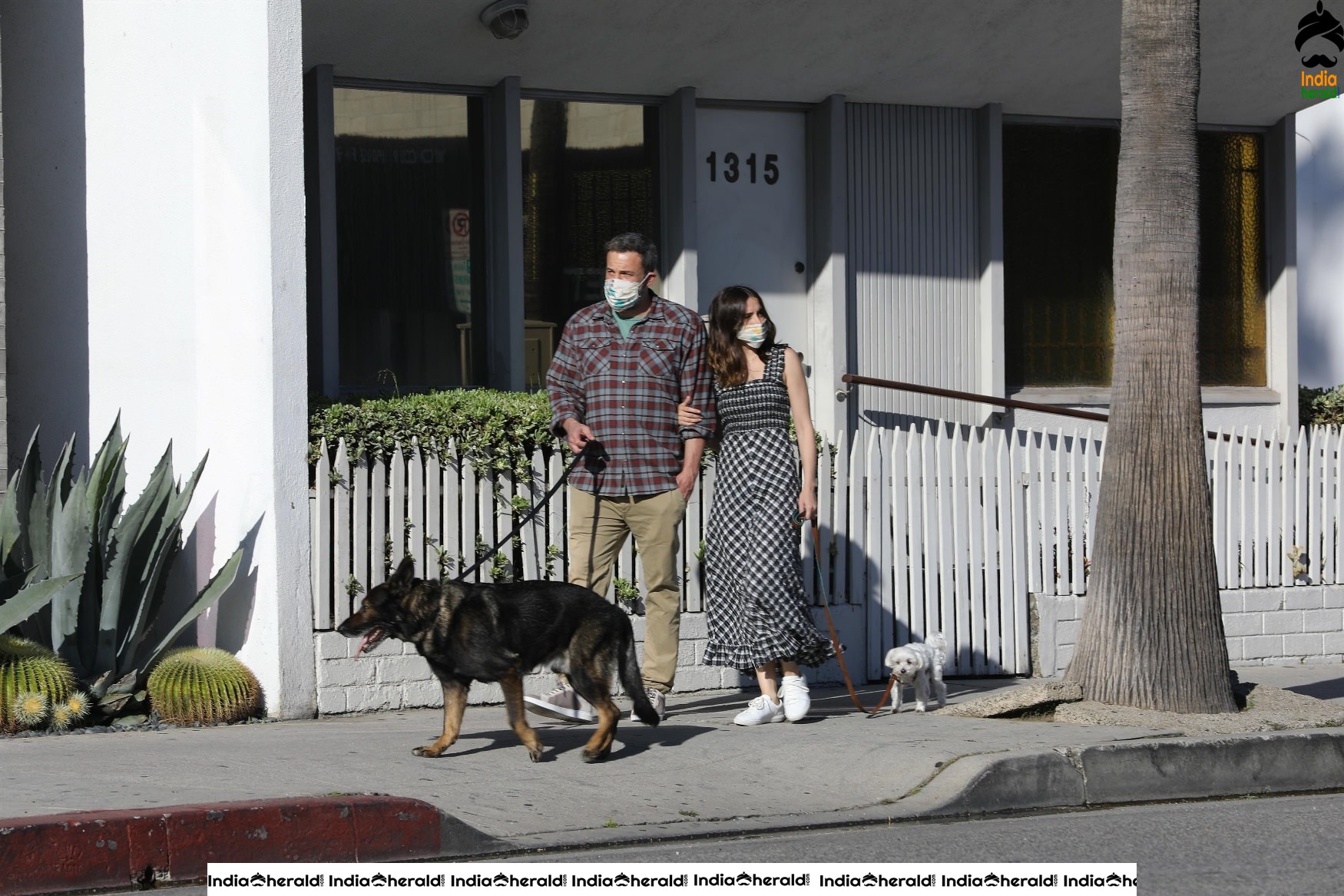 Ana de Armas and Ben Affleck wear masks as they step out in Venice CA Set 1