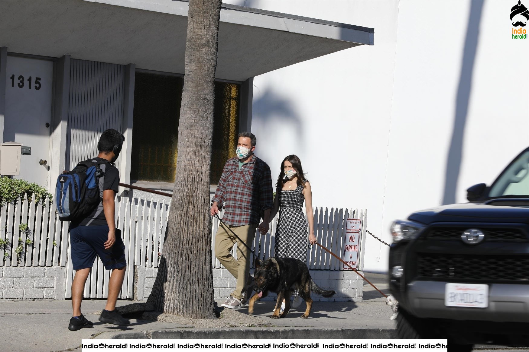 Ana de Armas and Ben Affleck wear masks as they step out in Venice CA Set 1