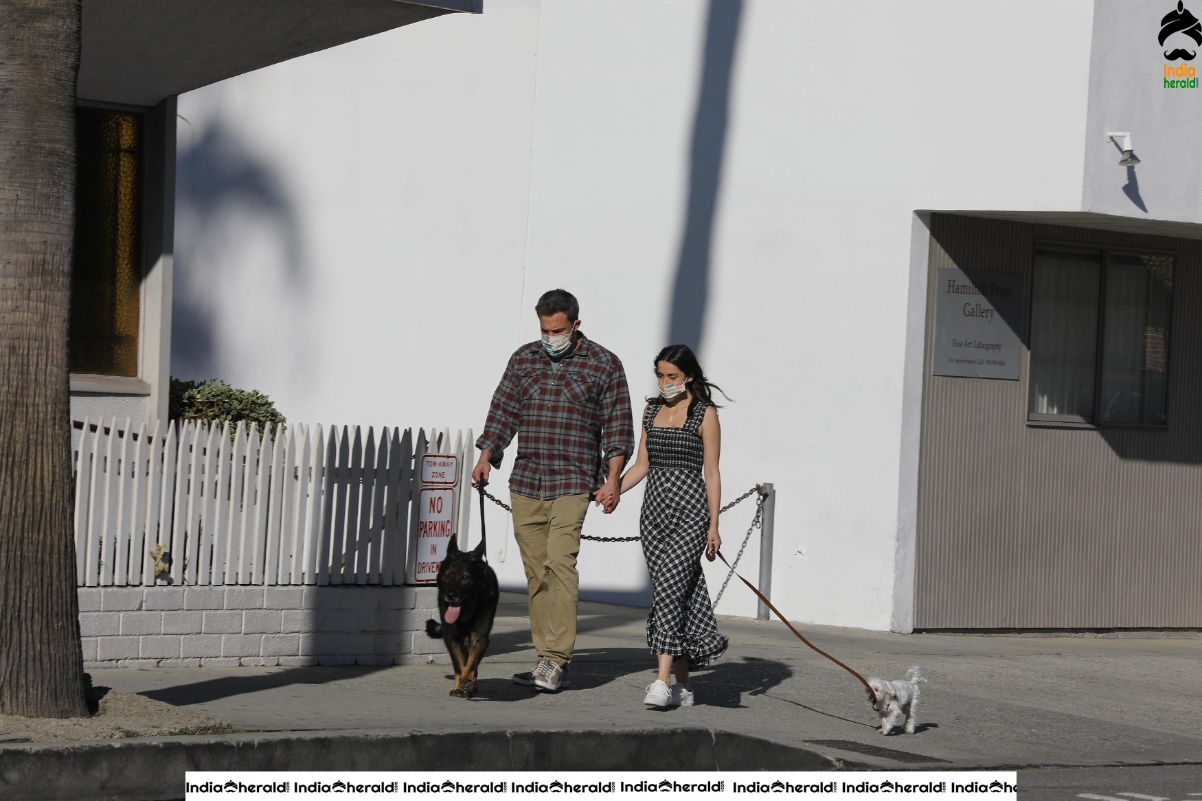 Ana de Armas and Ben Affleck wear masks as they step out in Venice CA Set 1