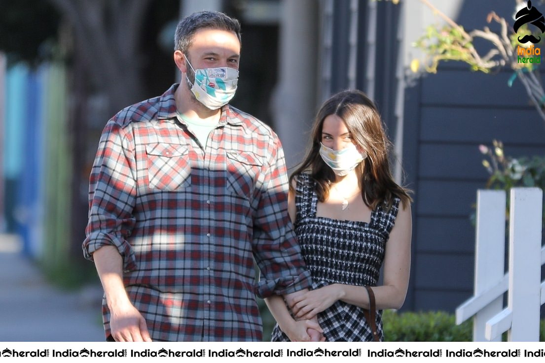 Ana de Armas and Ben Affleck wear masks as they step out in Venice CA Set 1