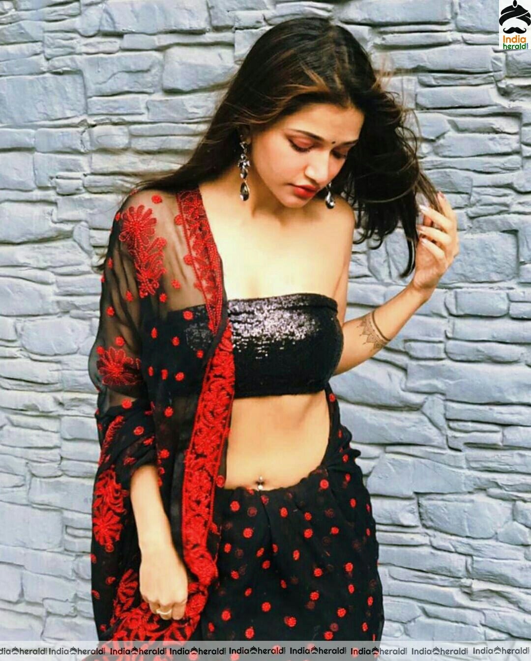 Anaika Sodi looking hot by Exposing her pierced navel