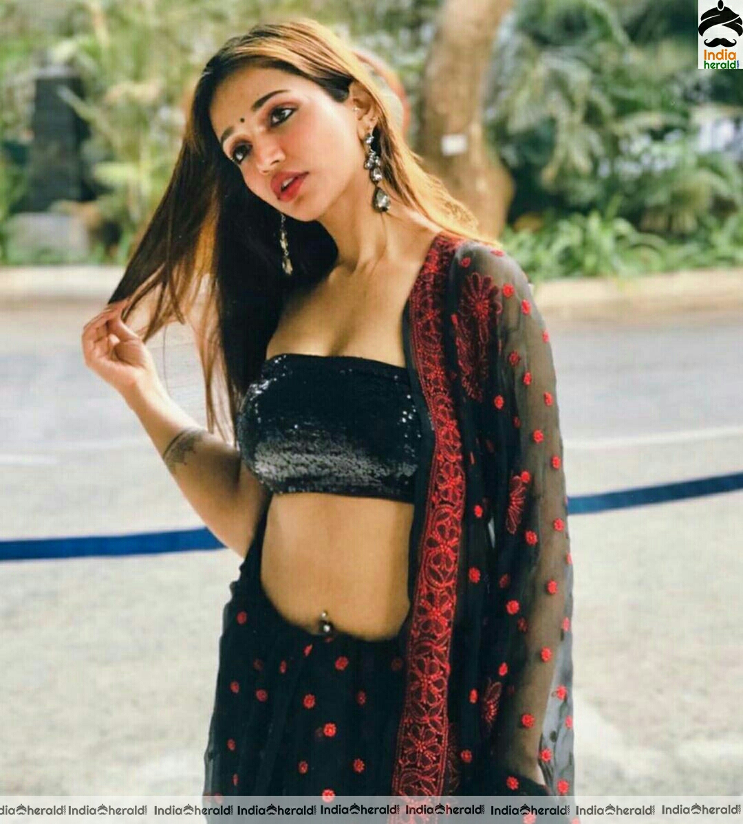 Anaika Sodi looking hot by Exposing her pierced navel