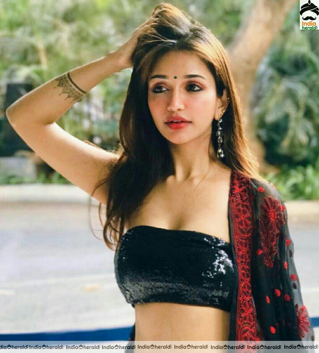 Anaika Sodi looking hot by Exposing her pierced navel