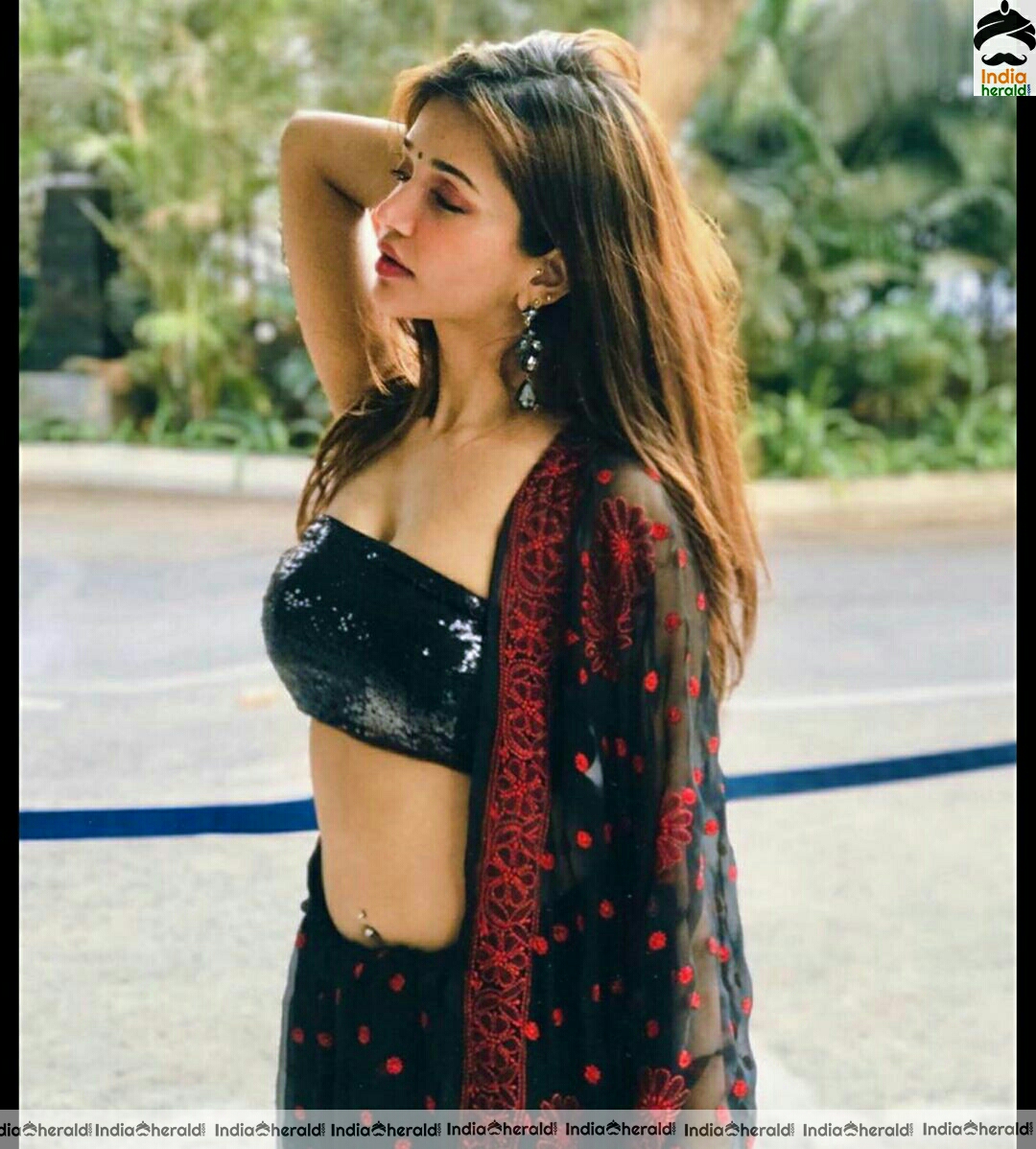 Anaika Sodi looking hot by Exposing her pierced navel