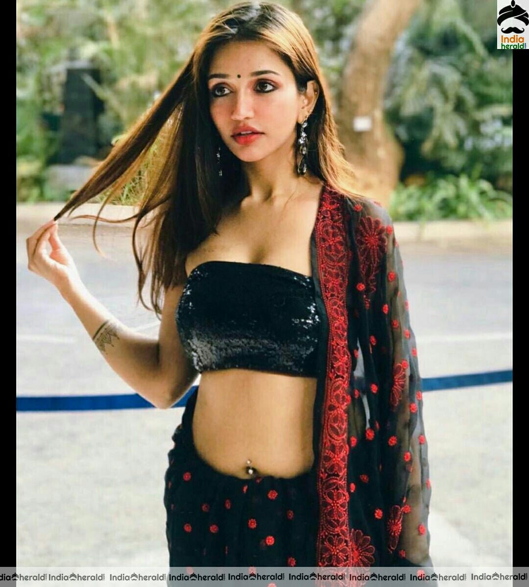 Anaika Sodi looking hot by Exposing her pierced navel