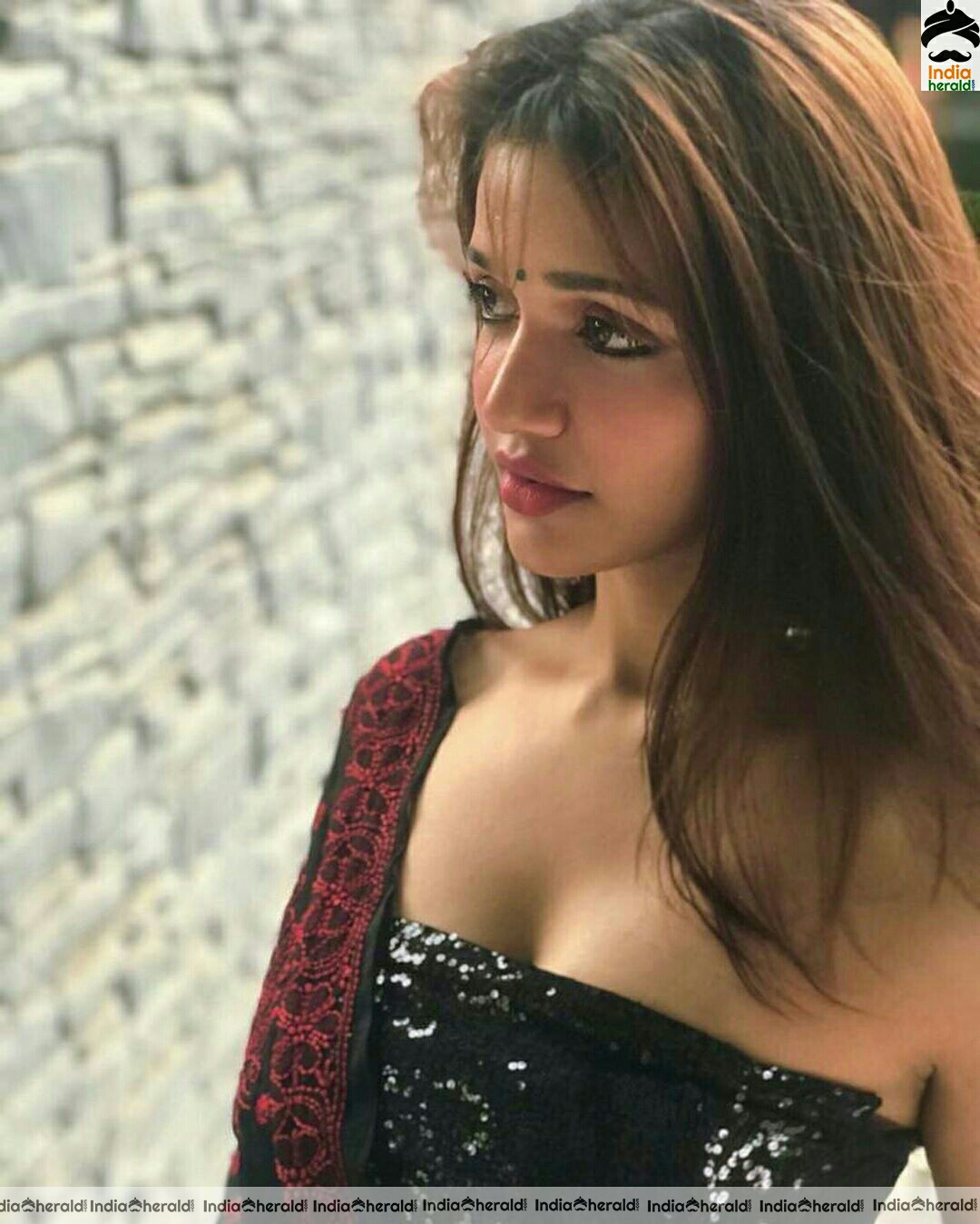 Anaika Sodi looking hot by Exposing her pierced navel