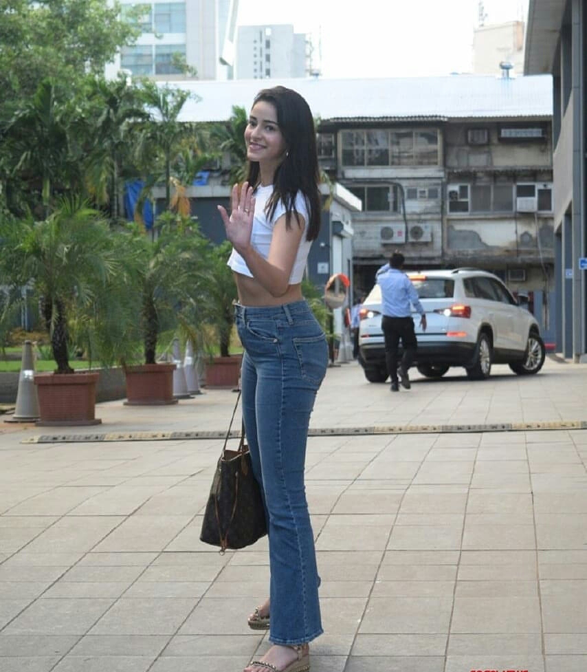 Ananya Pandey Shows Her Sexy Waist Line While Spotted At Juhu