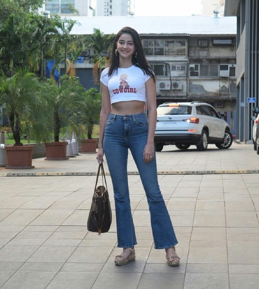 Ananya Pandey Shows Her Sexy Waist Line While Spotted At Juhu