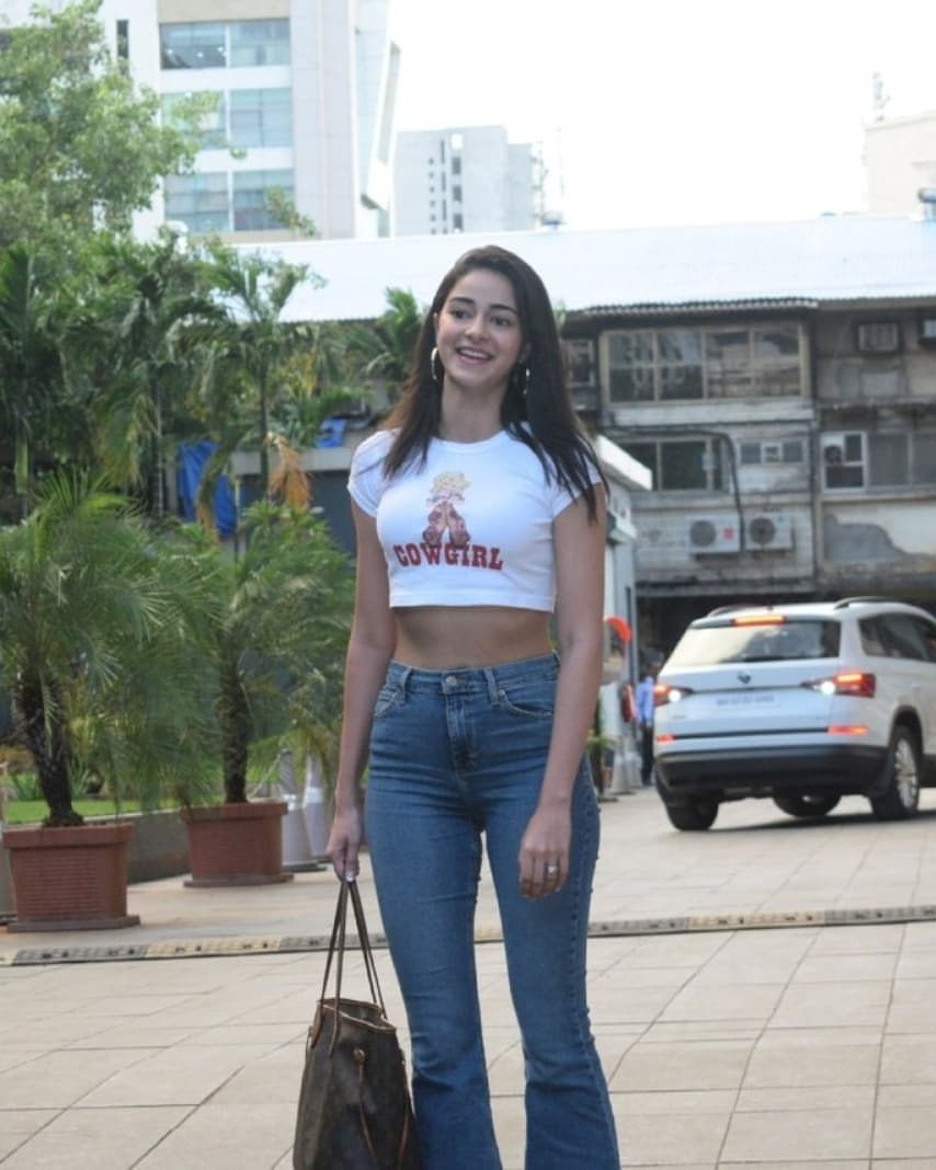 Ananya Pandey Shows Her Sexy Waist Line While Spotted At Juhu