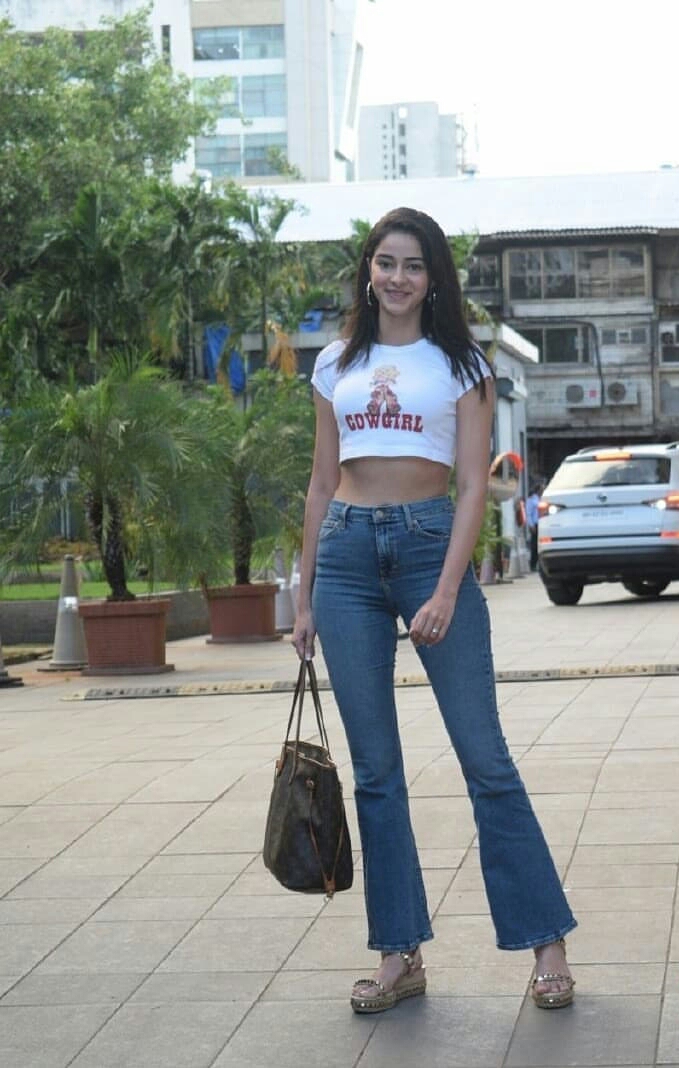 Ananya Pandey Shows Her Sexy Waist Line While Spotted At Juhu