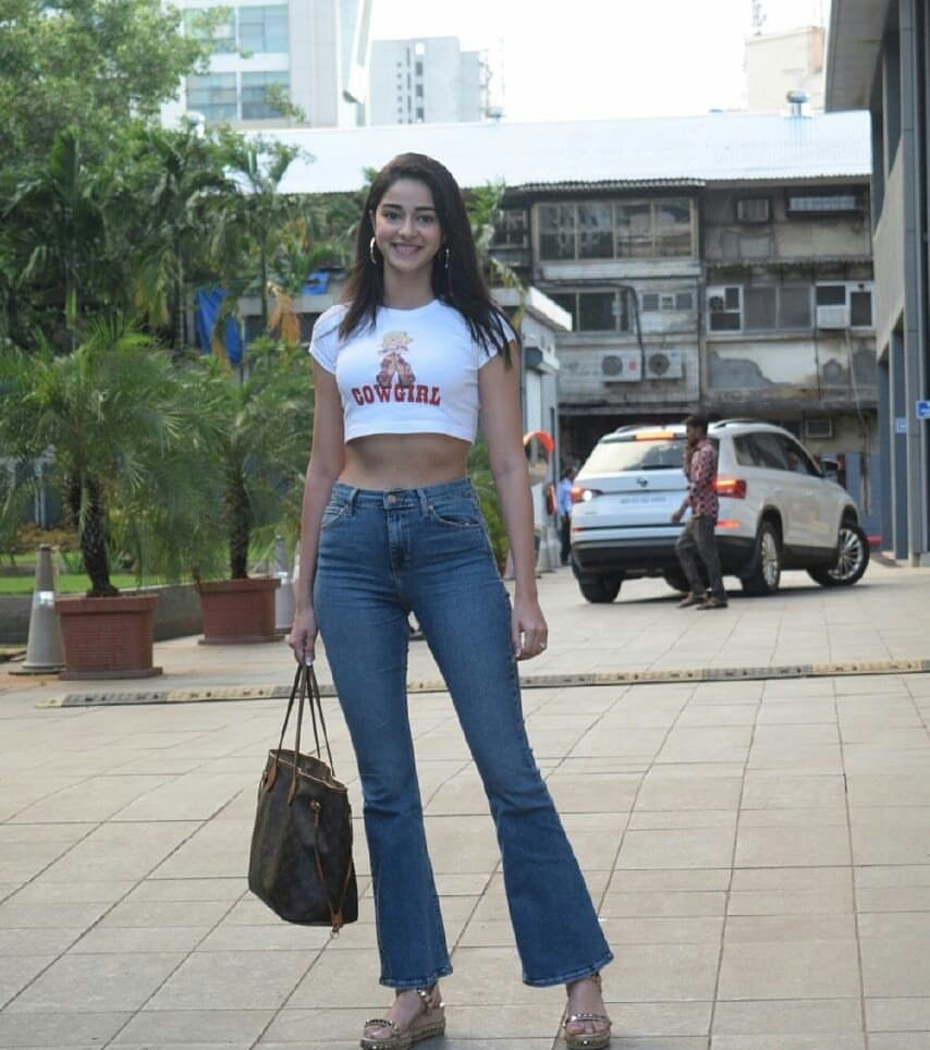 Ananya Pandey Shows Her Sexy Waist Line While Spotted At Juhu