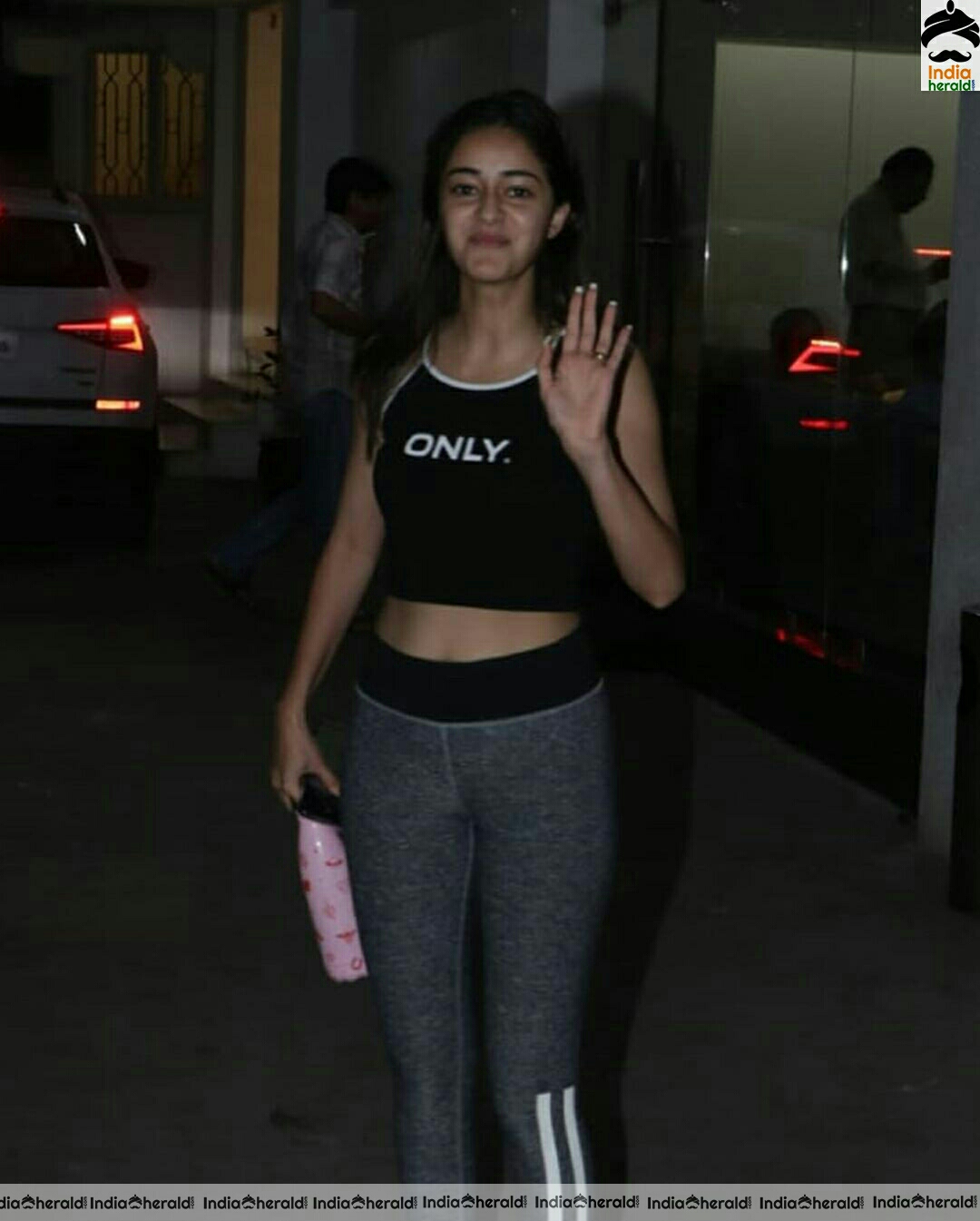 Ananya Pandey shows her sexy waistline while coming out of the gym