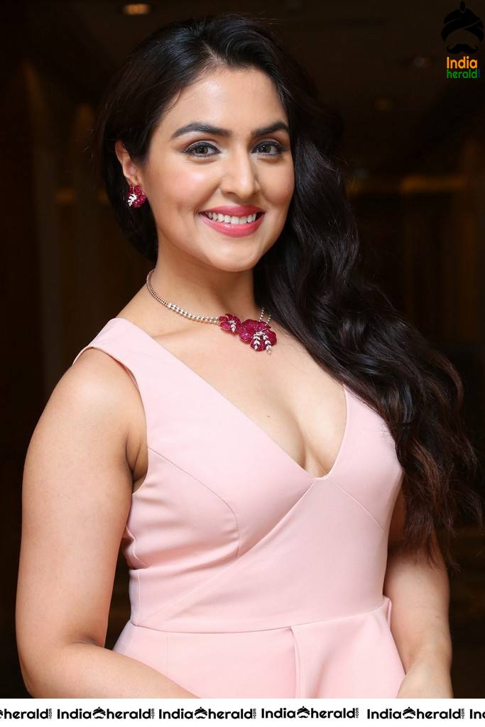 Ananya Soni Hot Cleavage Exposing Photos