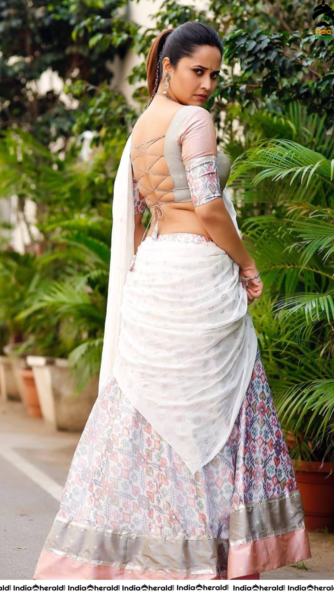 Anasuya Hot and Flaunting in White Saree