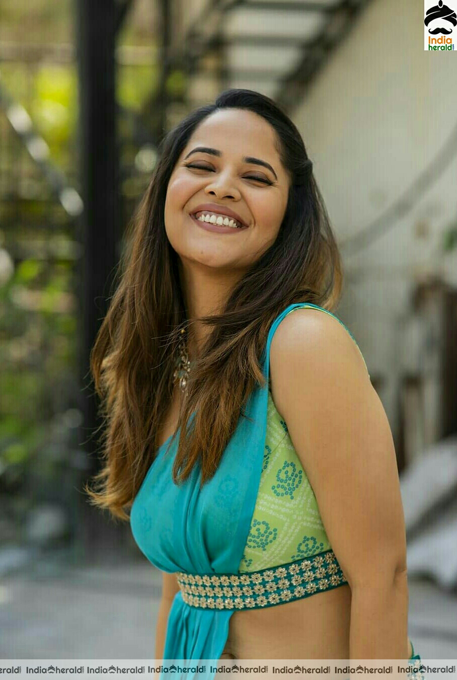 Anasuya hot navel show in latest photos