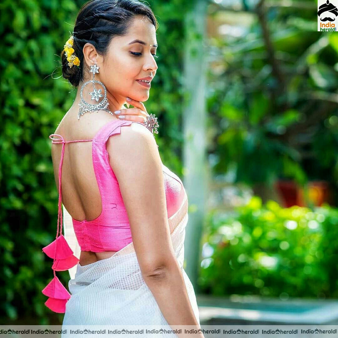 Anasuya Latest Hot In Sleeveless Blouse And White Saree Stills