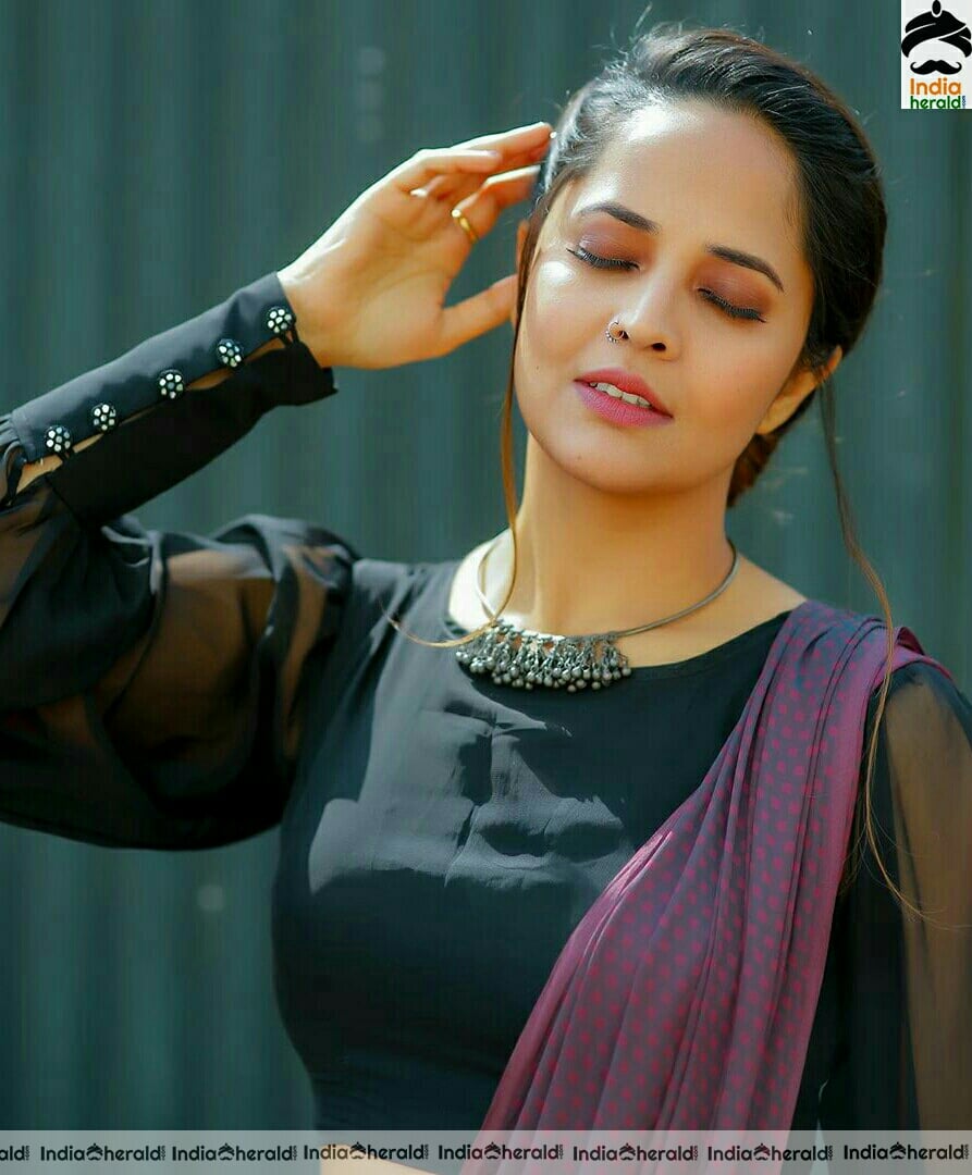 Anasuya Latest Hot Saree Stills