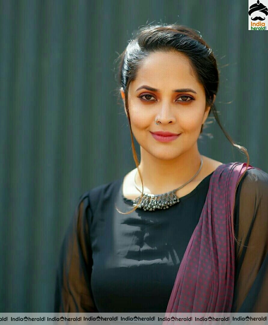 Anasuya Latest Hot Saree Stills