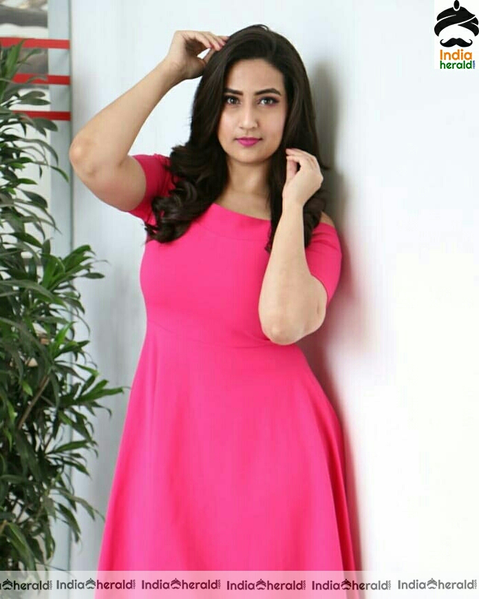 Anasuya Latest Pink Dress Photoshoot