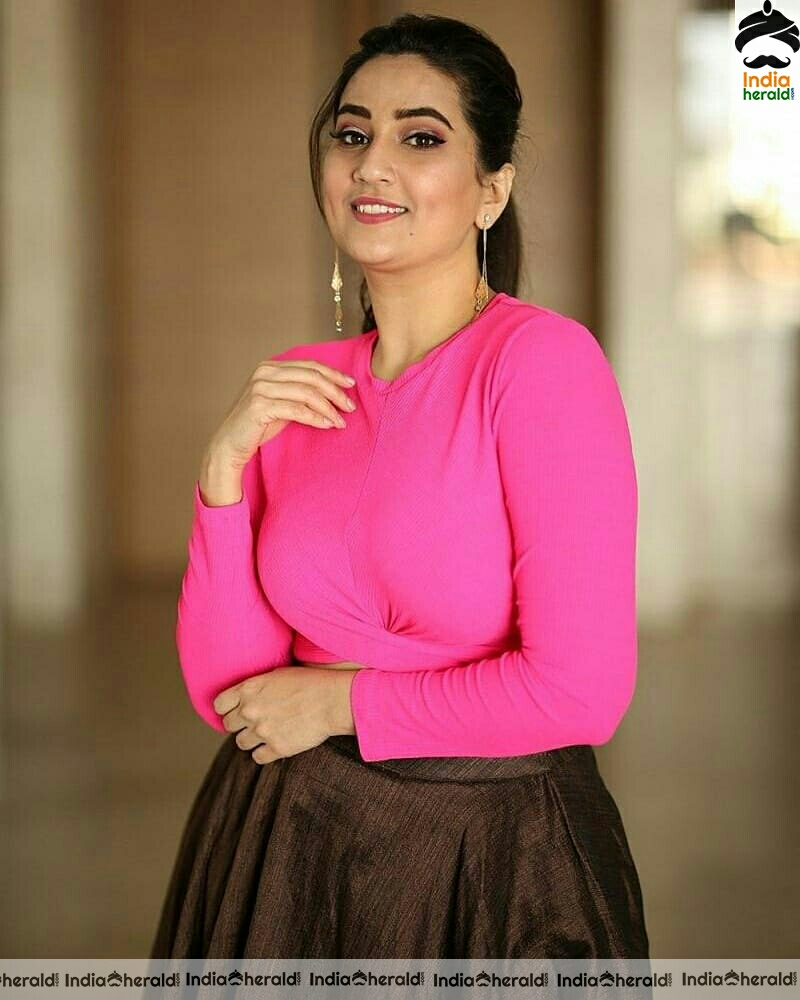 Anasuya Latest Pink Dress Photoshoot
