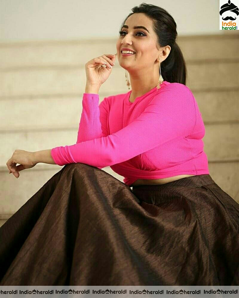 Anasuya Latest Pink Dress Photoshoot