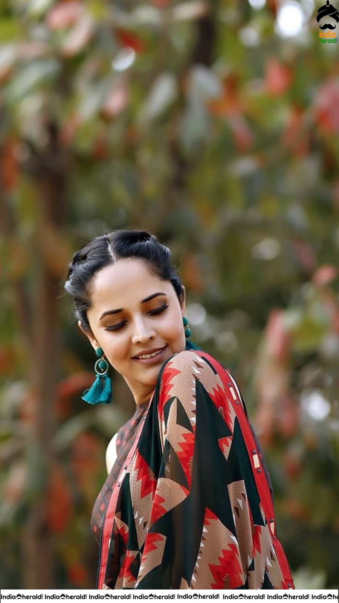 Anasuya Latest Seductive Teasing Photoshoot in Saree