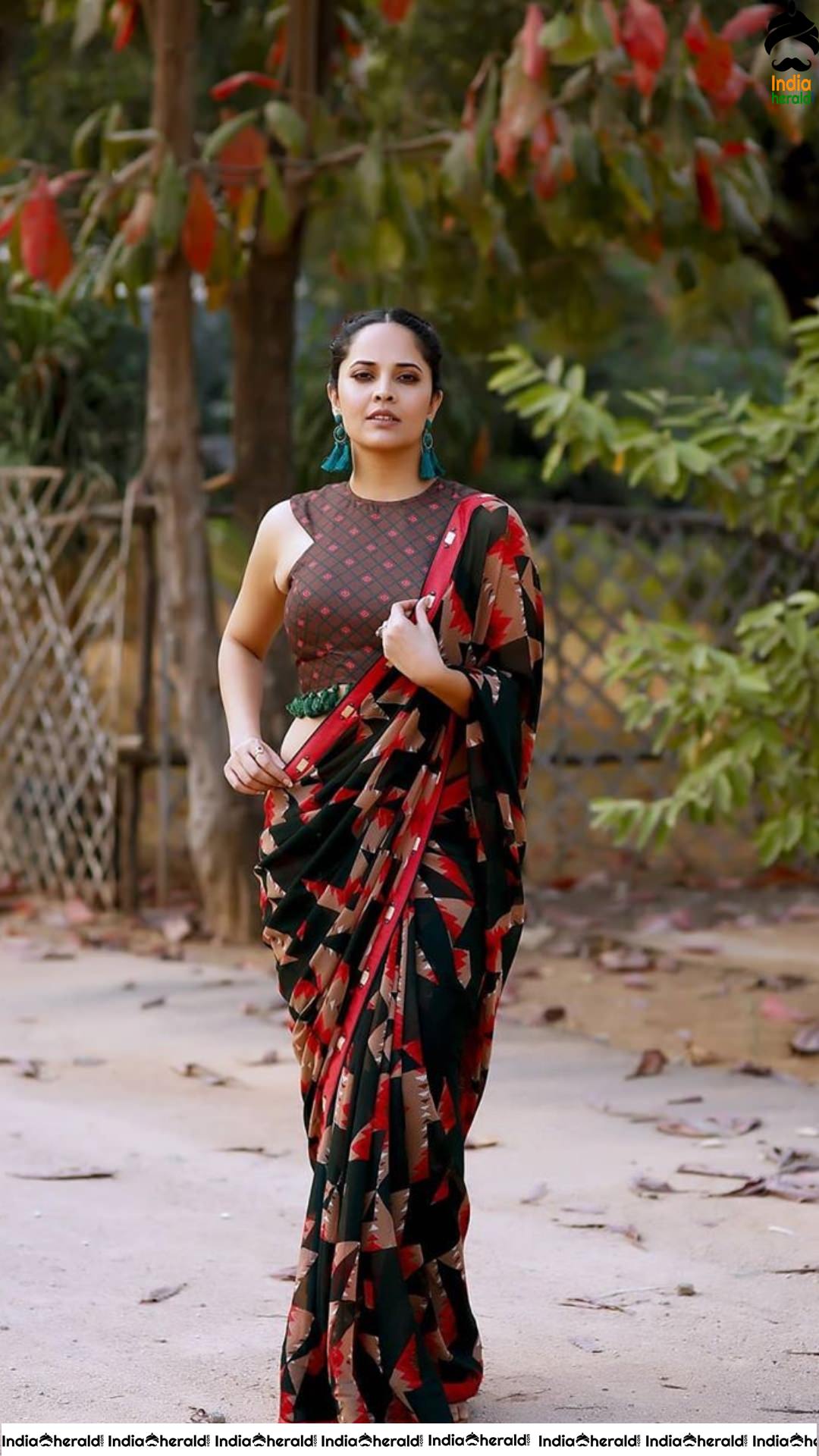 Anasuya Latest Seductive Teasing Photoshoot in Saree