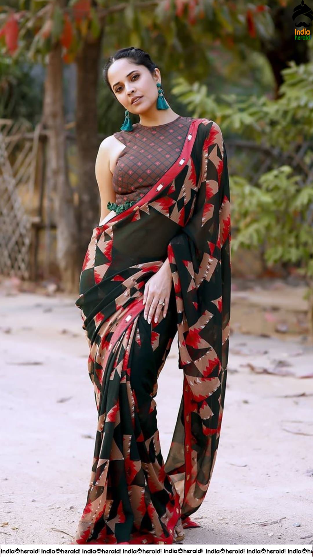 Anasuya Latest Seductive Teasing Photoshoot in Saree