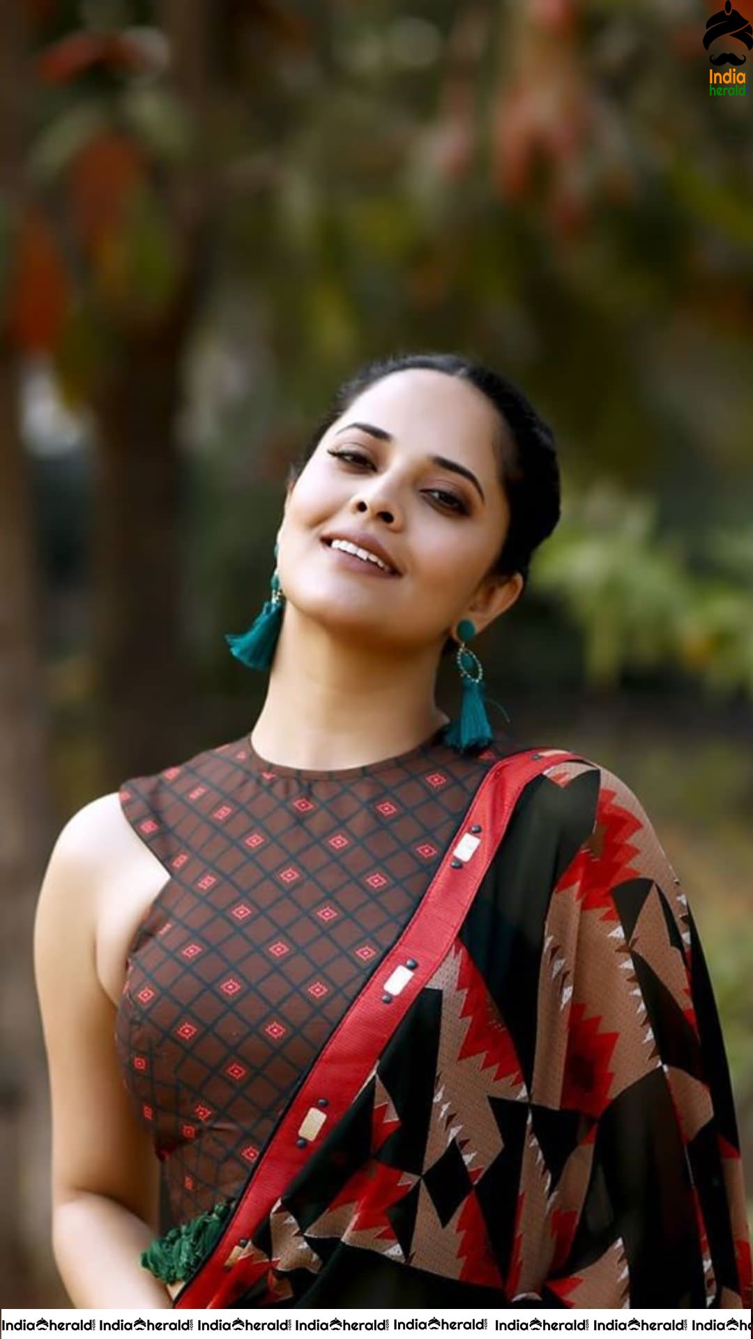 Anasuya Latest Seductive Teasing Photoshoot in Saree