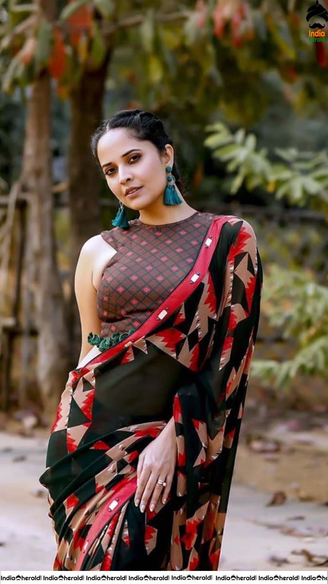 Anasuya Latest Seductive Teasing Photoshoot in Saree
