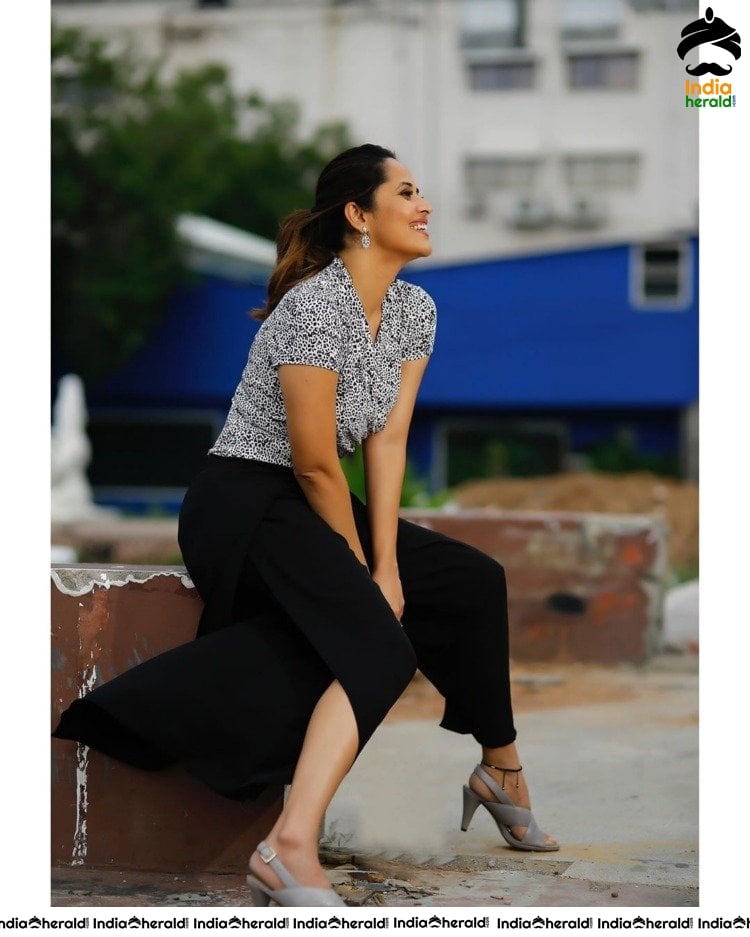 Anasuya Looking Drop Dead Gorgeous And Shows Her Killer Looks