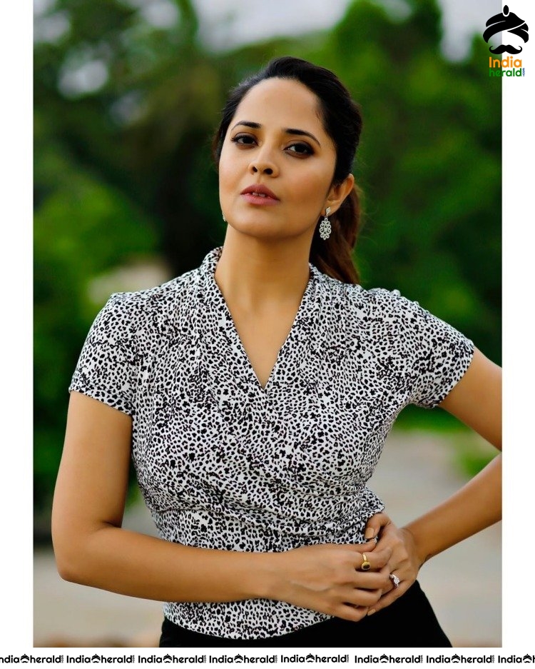 Anasuya Looking Drop Dead Gorgeous And Shows Her Killer Looks