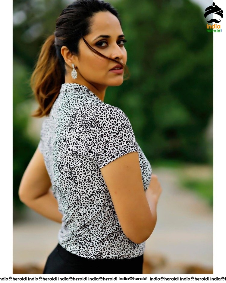 Anasuya Looking Drop Dead Gorgeous And Shows Her Killer Looks