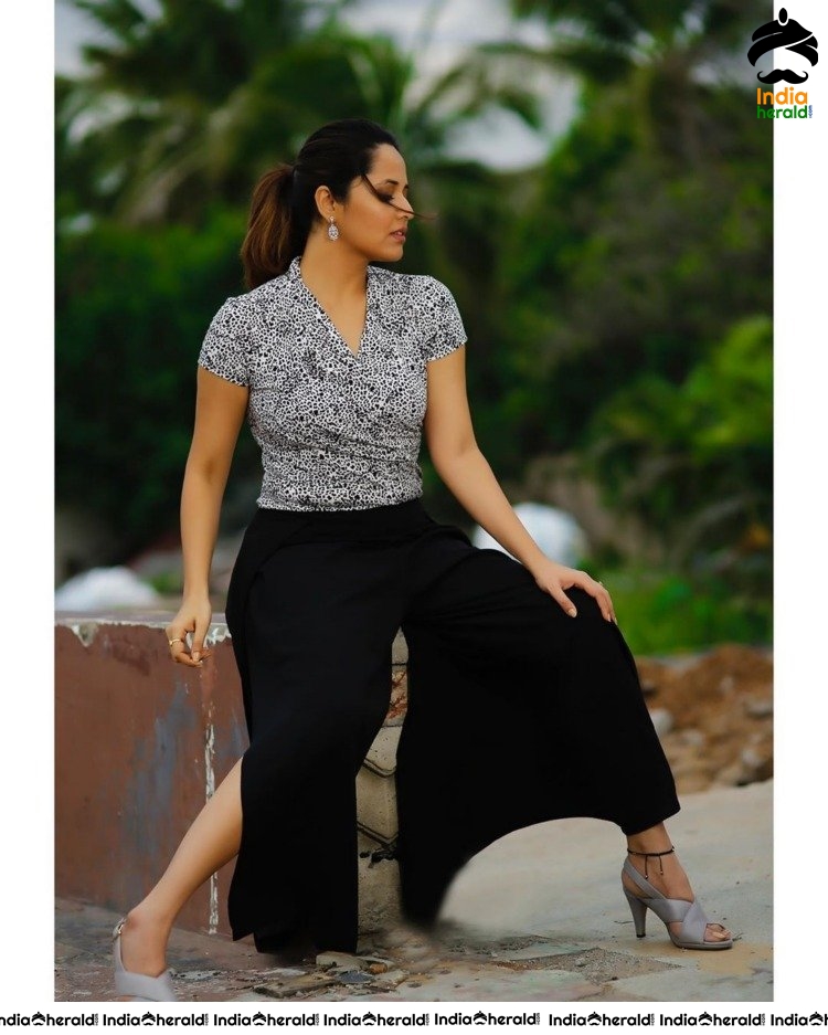 Anasuya Looking Drop Dead Gorgeous And Shows Her Killer Looks