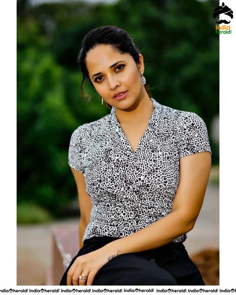 Anasuya Looking Drop Dead Gorgeous And Shows Her Killer Looks