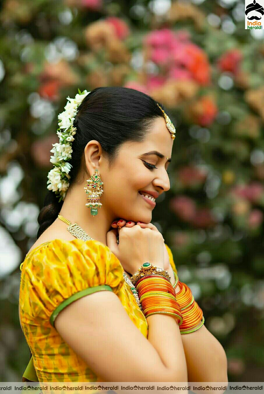 Anasuya looking gorgeous and resplendent in yellow traditional attire