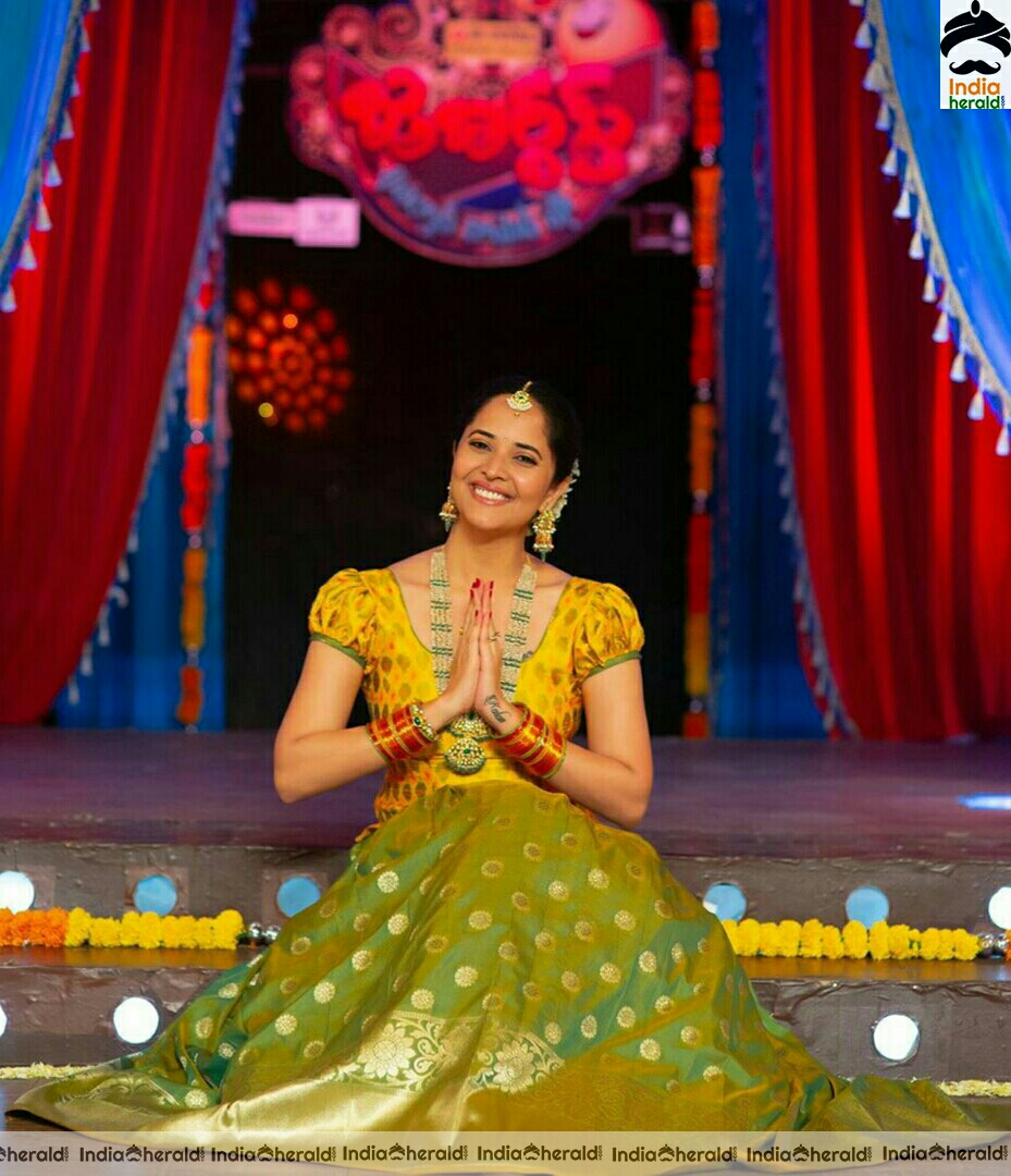 Anasuya looking gorgeous and resplendent in yellow traditional attire