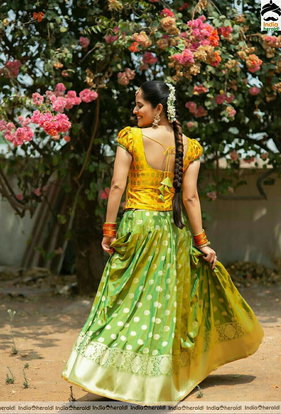 Anasuya looking gorgeous and resplendent in yellow traditional attire