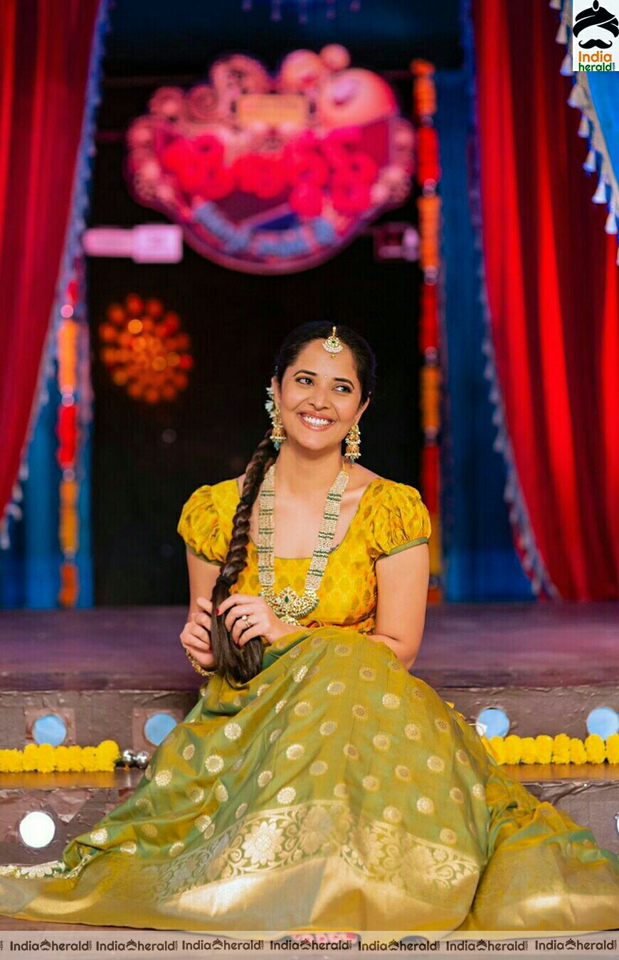 Anasuya looking gorgeous and resplendent in yellow traditional attire