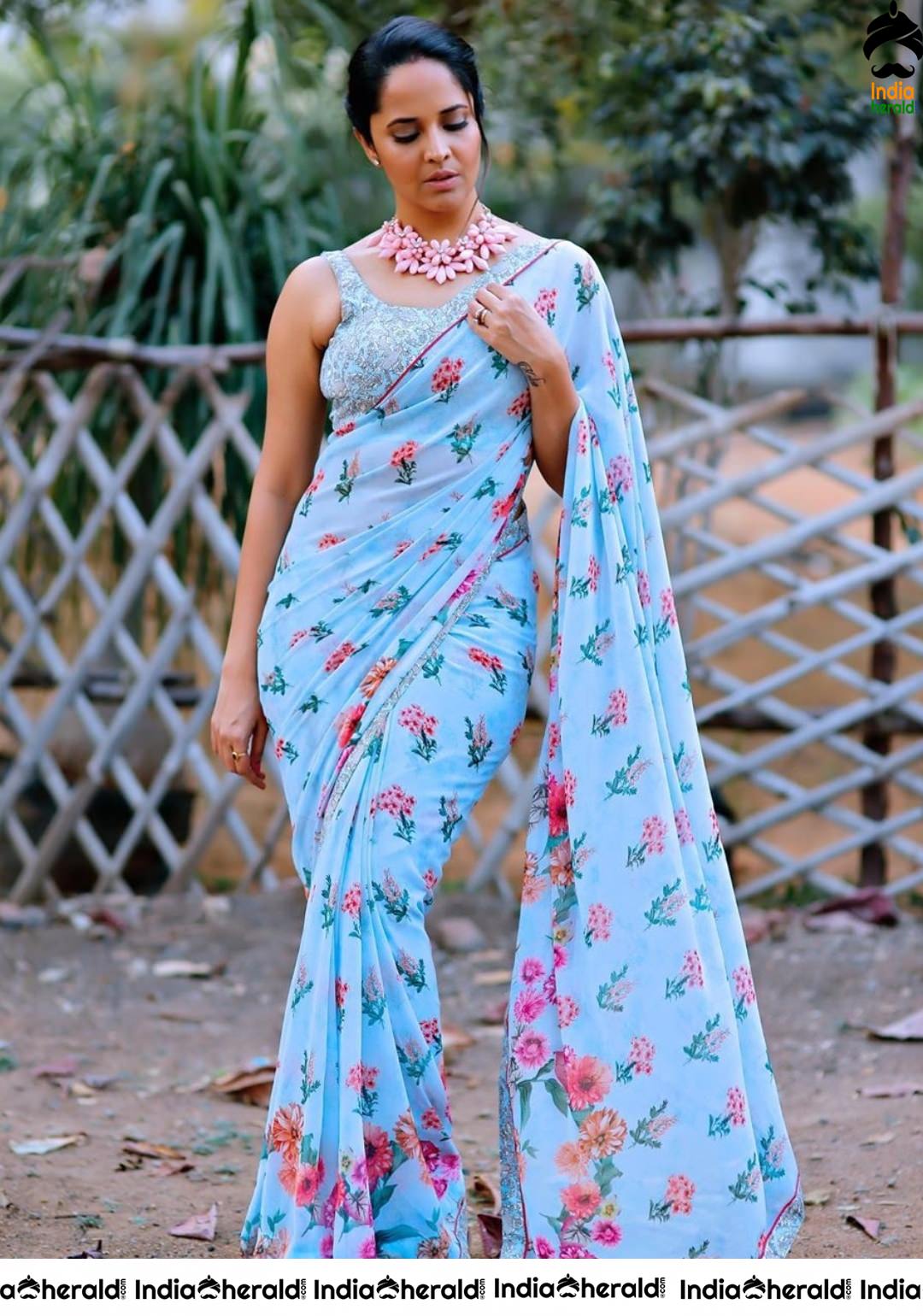 Anasuya Oozing Oomph in Sleeveless Blouse and Sexy Saree