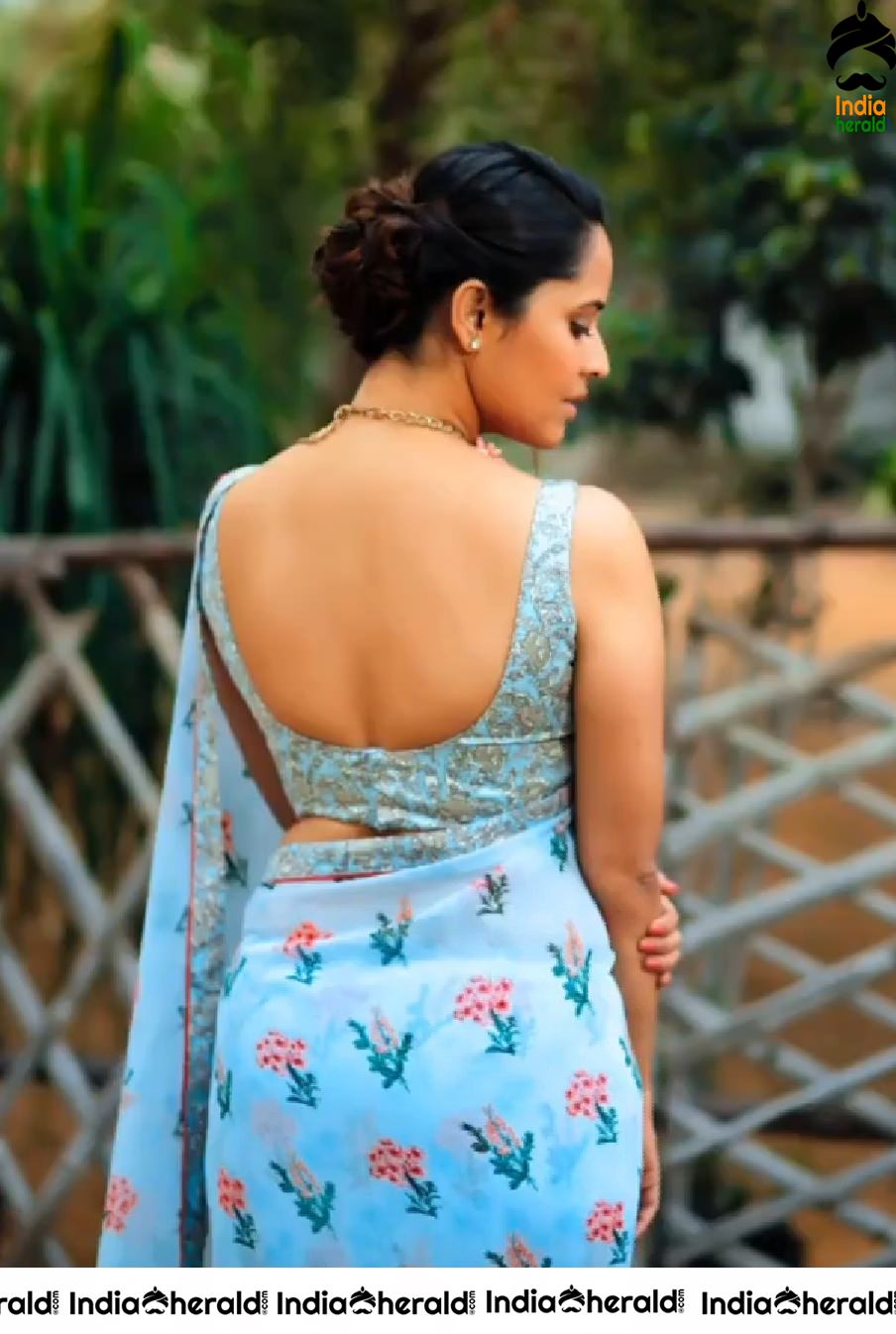 Anasuya Oozing Oomph in Sleeveless Blouse and Sexy Saree