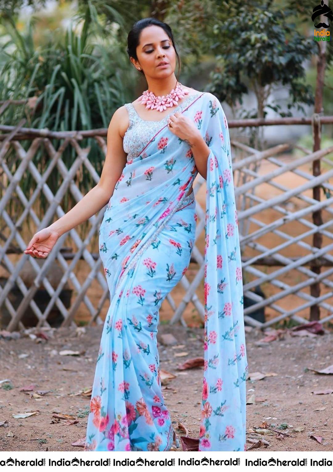 Anasuya Oozing Oomph in Sleeveless Blouse and Sexy Saree
