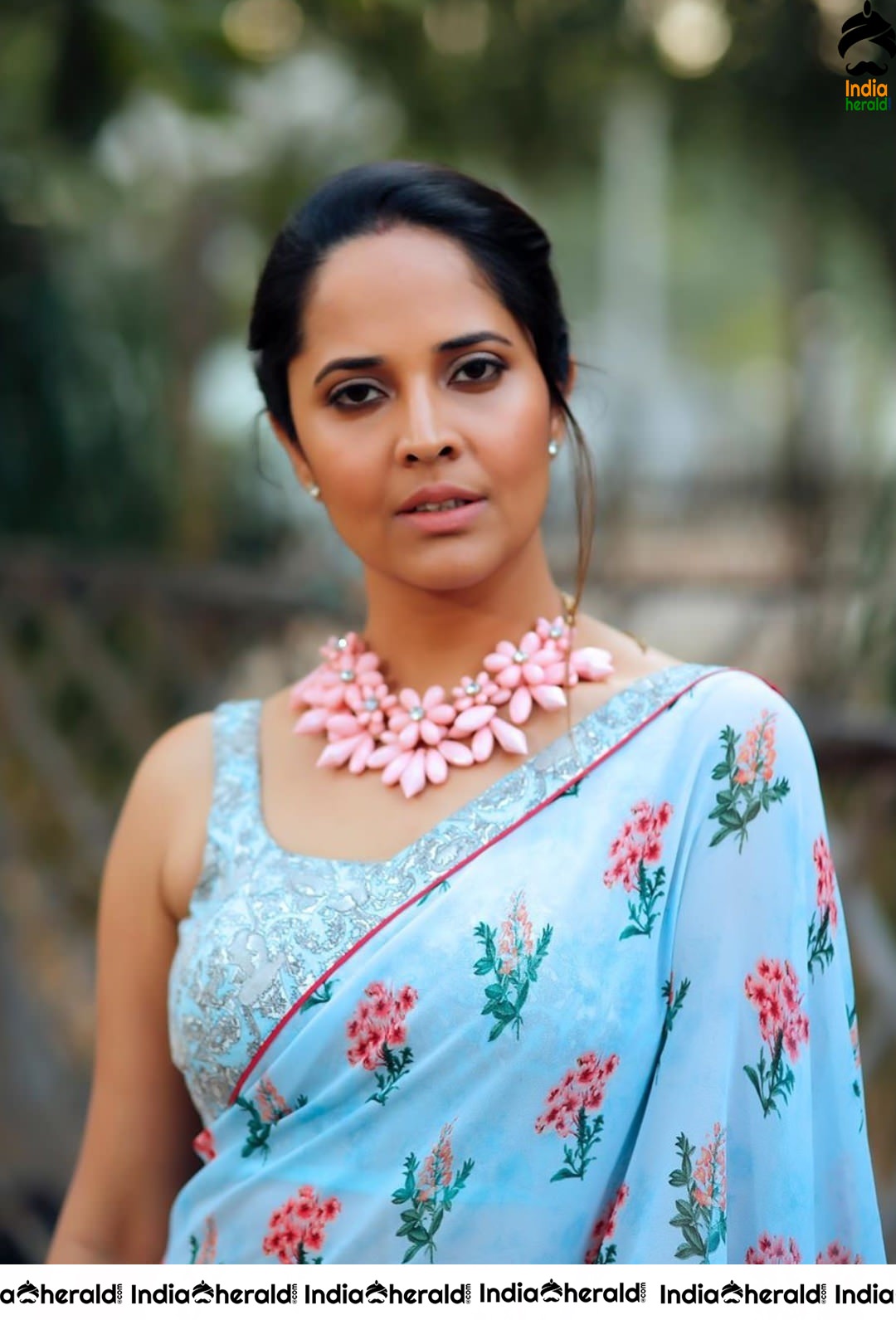 Anasuya Oozing Oomph in Sleeveless Blouse and Sexy Saree