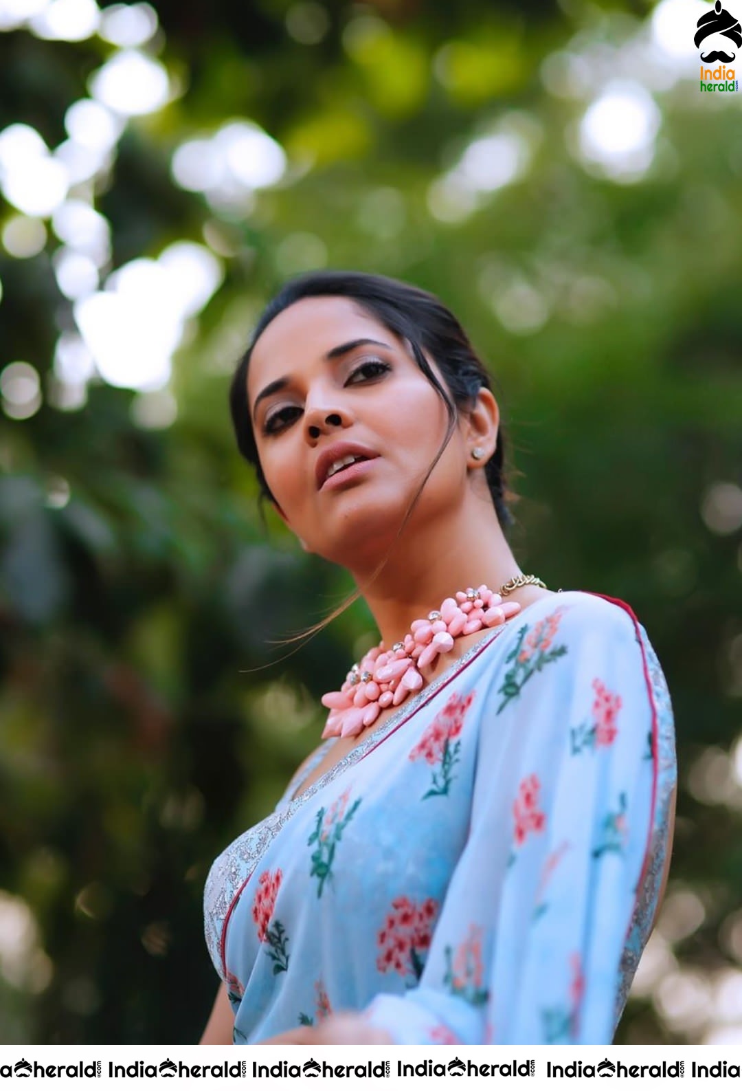 Anasuya Oozing Oomph in Sleeveless Blouse and Sexy Saree