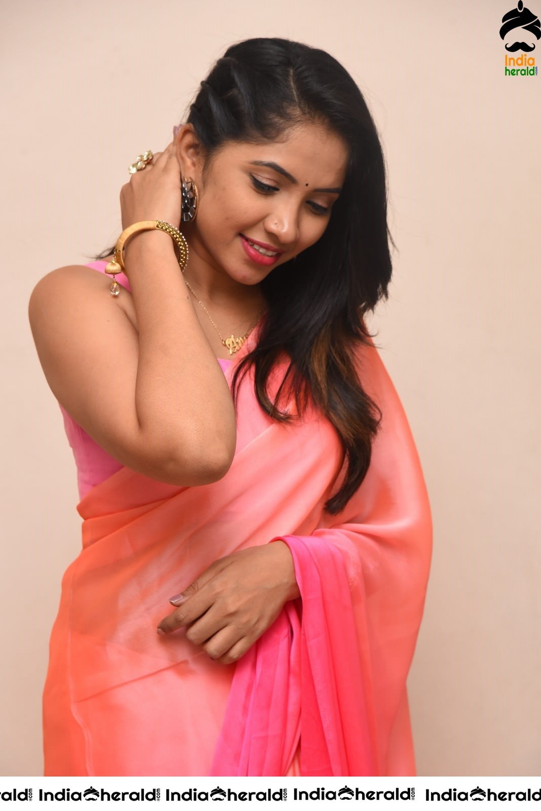 Anchor Indu Hot Hip Show and flaunts Sexy Back in Saree